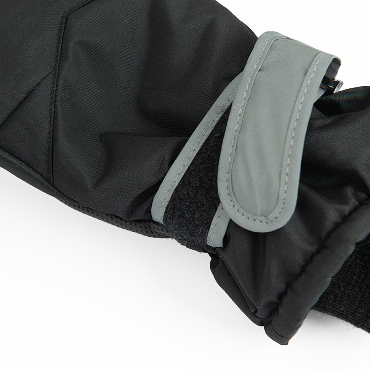 Black ski gloves