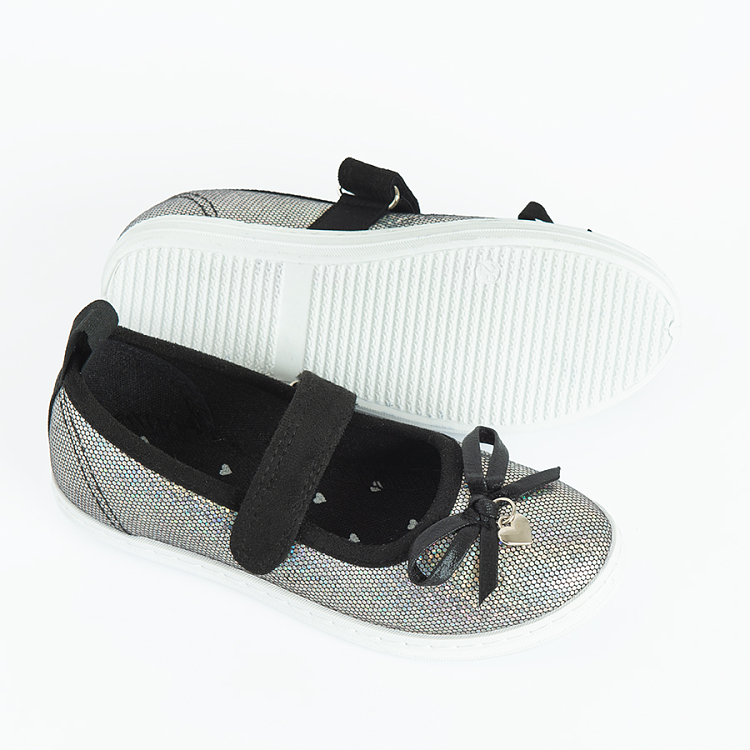 Dark grey ballerinas with small bow and heart accessory