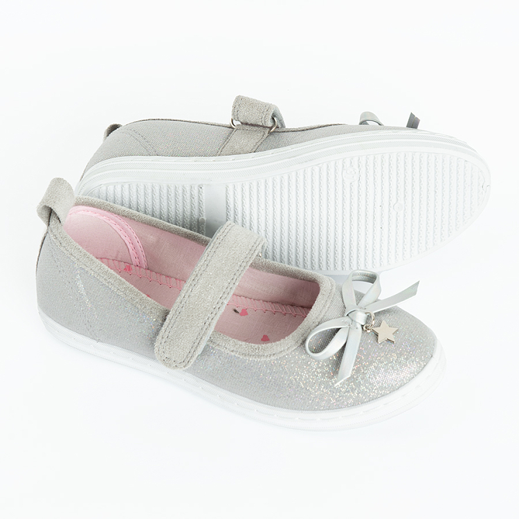 Light grey ballerinas with small bow and heart accessory