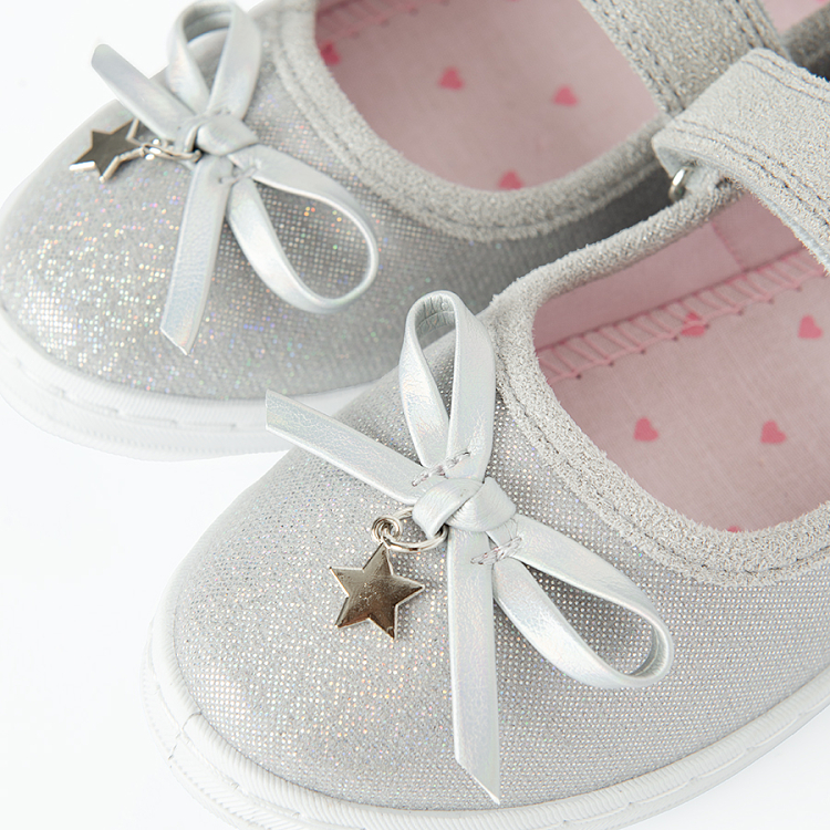 Light grey ballerinas with small bow and heart accessory