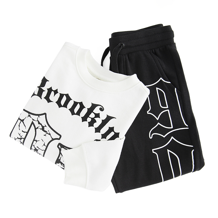 White sweatshirt with Blooklyn STREET STYLE print and black jogging pants set - 2 pieces