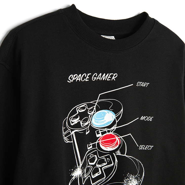 Black sweatshirt with gaming print