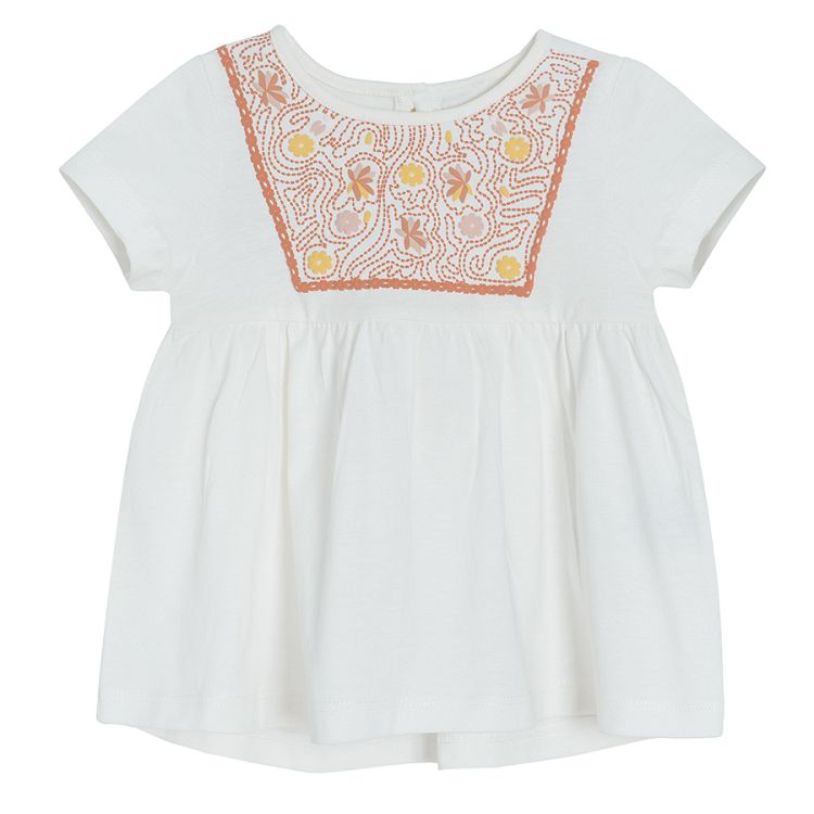 White short sleeve T-shirt with embroiderie and olive leggings