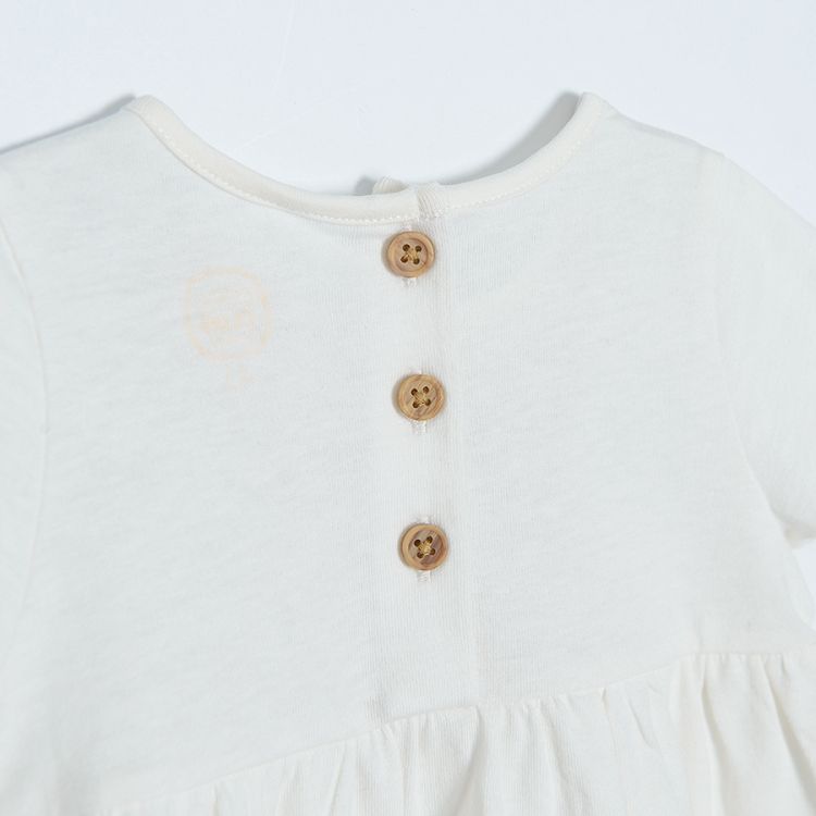 White short sleeve T-shirt with embroiderie and olive leggings