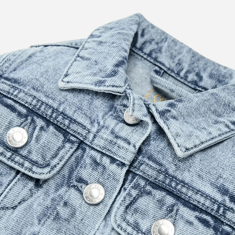 Jean jacket with buttons and pockets