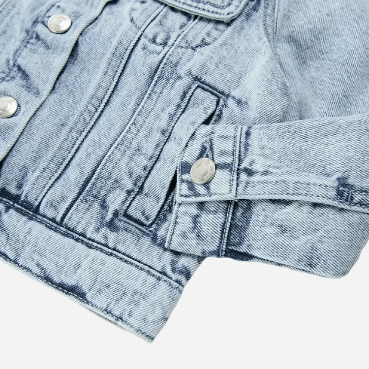 Jean jacket with buttons and pockets