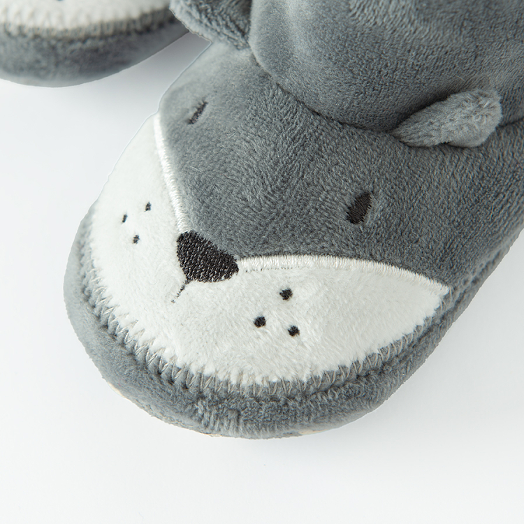 Grey newborn slippers with the shape of fox Coolclub