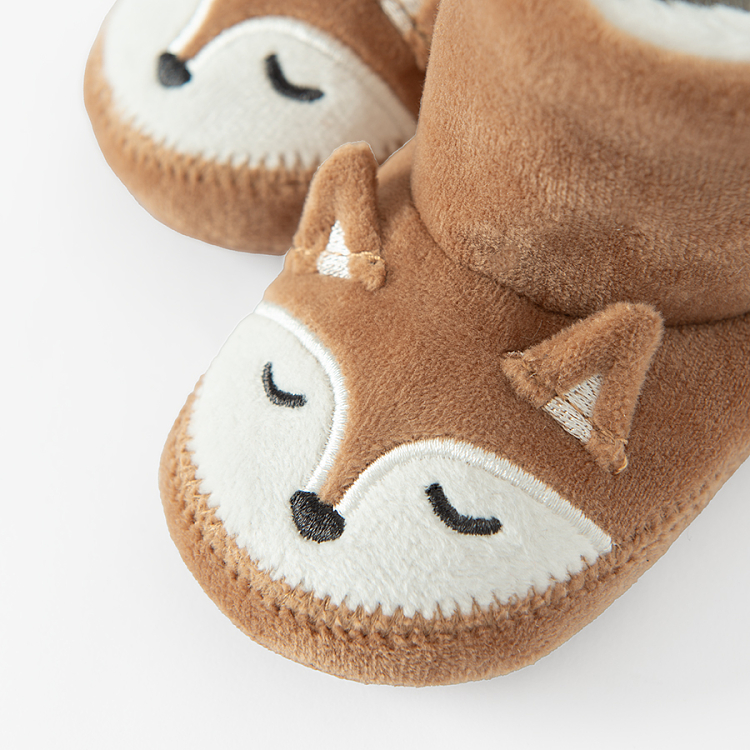 Brown newborn slippers with the shape of fox