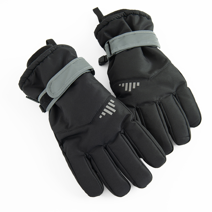 Black ski gloves