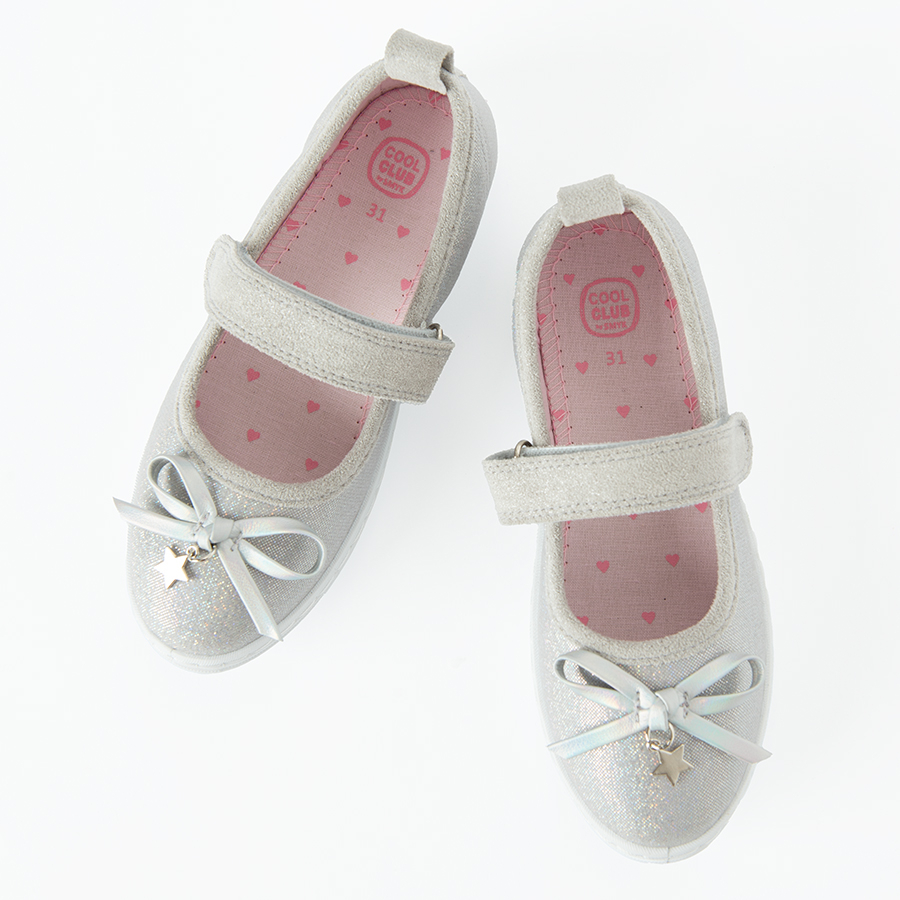 Light grey ballerinas with small bow and heart accessory