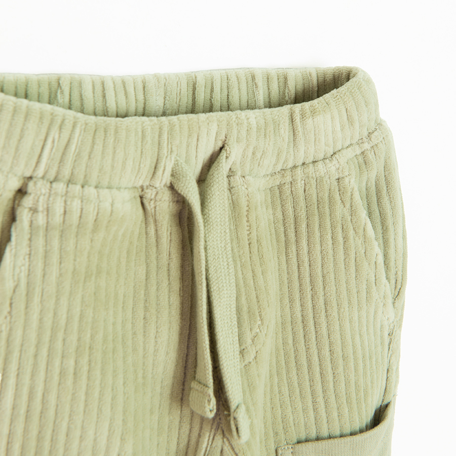 Green jogging pants with side external pockets