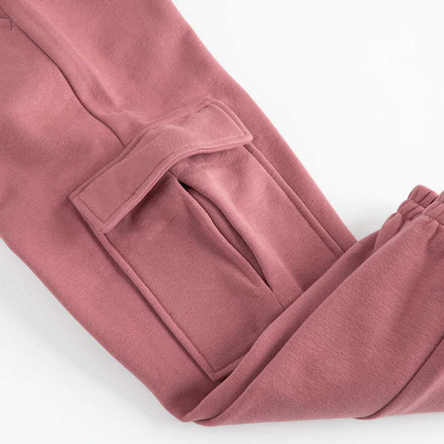 Warm pink jogging pants with external pockets