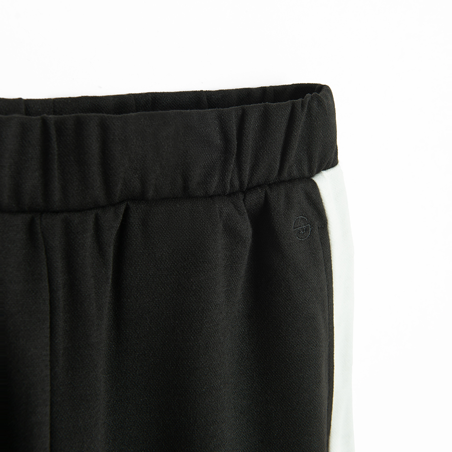 Black wide legs jogging pants and wide stripe on the side