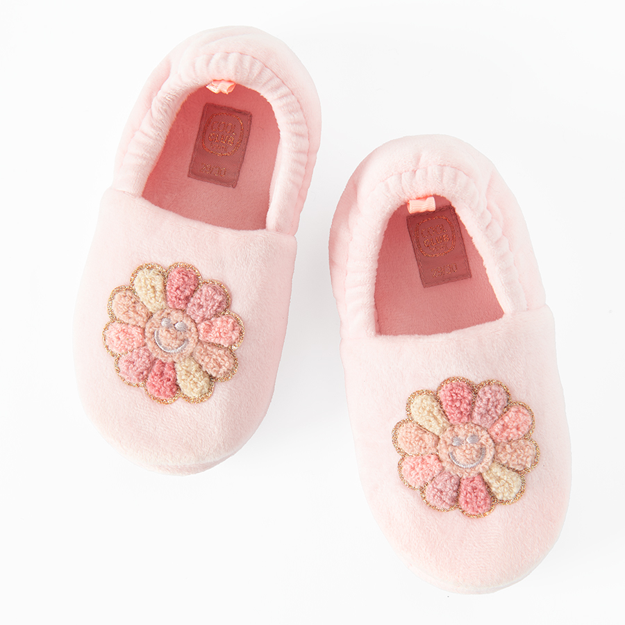 Pink home slippers with flower print