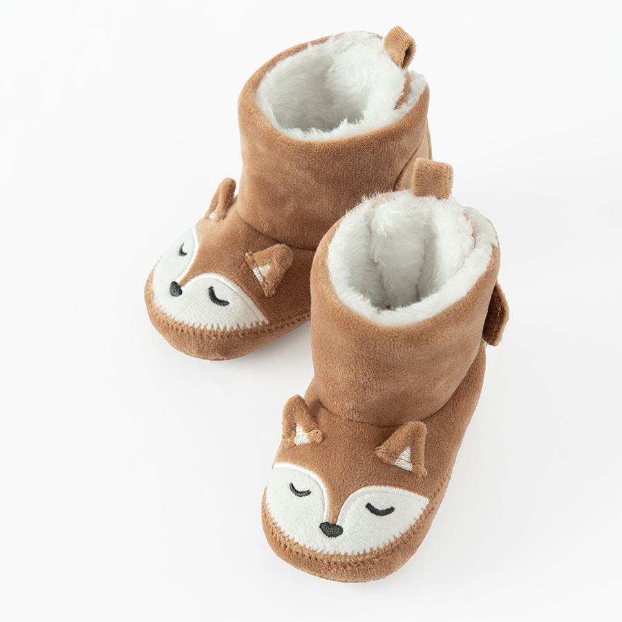 Brown newborn slippers with the shape of fox