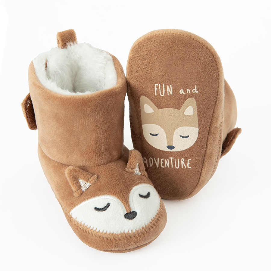 Brown newborn slippers with the shape of fox